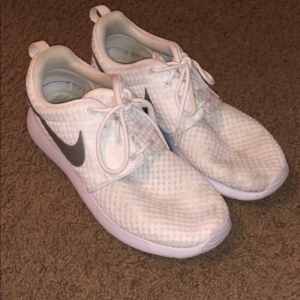 White Nike roshes